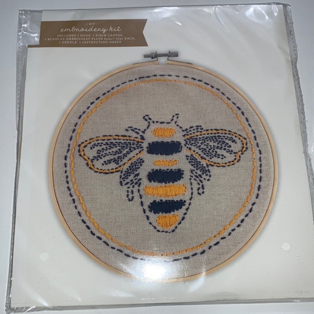 Bee Embroidery Kit‎